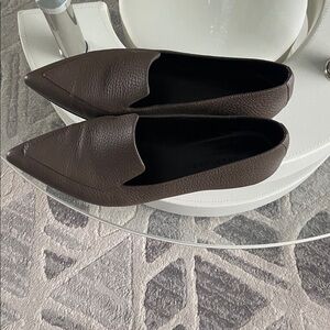 Everlane Boss pointed-toe flat loafer in pebbled Italian leather size 7.5